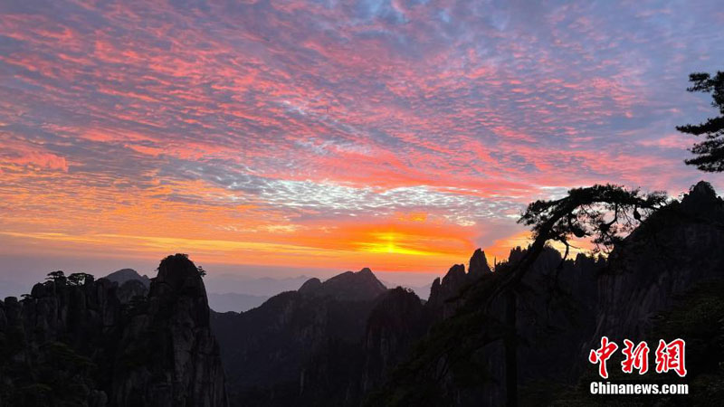 Великолепные восход и закат солнца в горах Хуаншань
