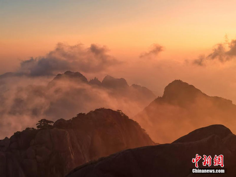 Великолепные восход и закат солнца в горах Хуаншань