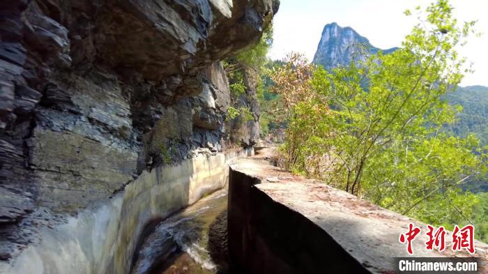Водозаборный канал в скале Чунцина приносит пользу местным жителям уже 40 лет