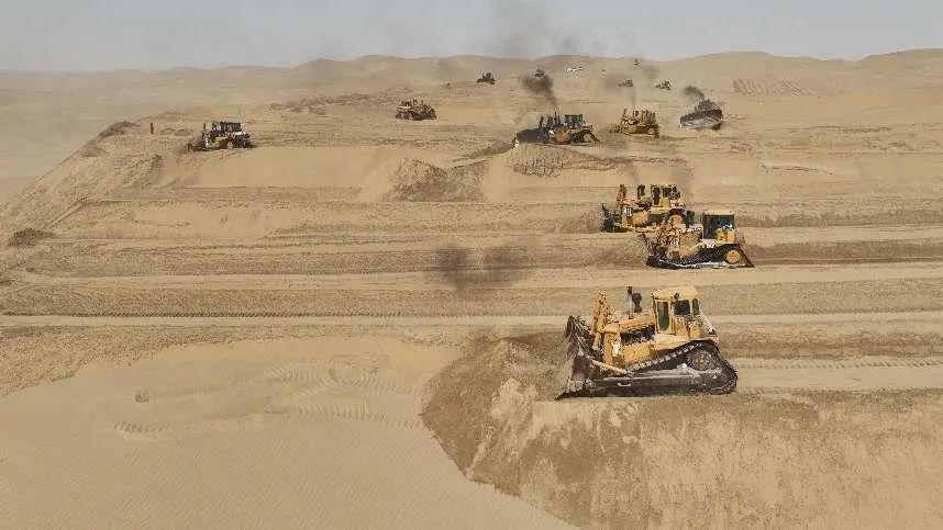 Китайские рабочие строят дорогу в пустыне Такламакан