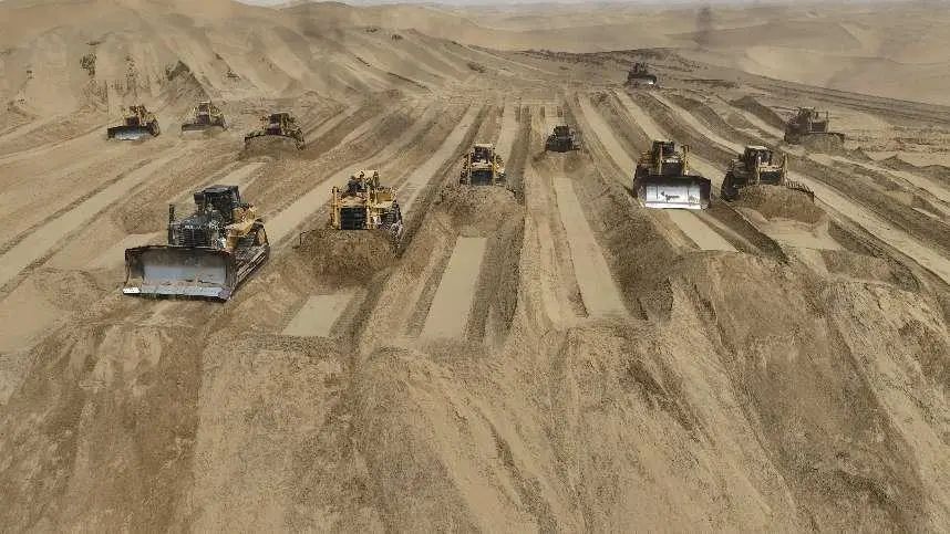 Китайские рабочие строят дорогу в пустыне Такламакан