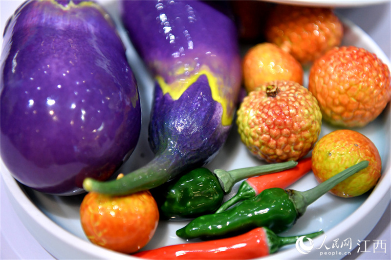 Реалистичные овощи и фрукты из цзиндэчжэньского фарфора