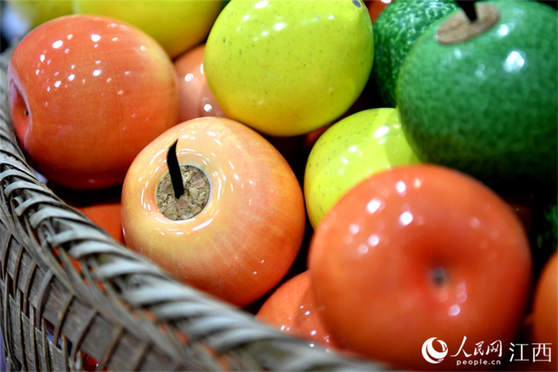 Реалистичные овощи и фрукты из цзиндэчжэньского фарфора