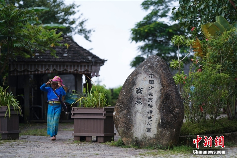 Визит в «тысячелетнюю древнюю деревню народности булан» в провинции Юньнань