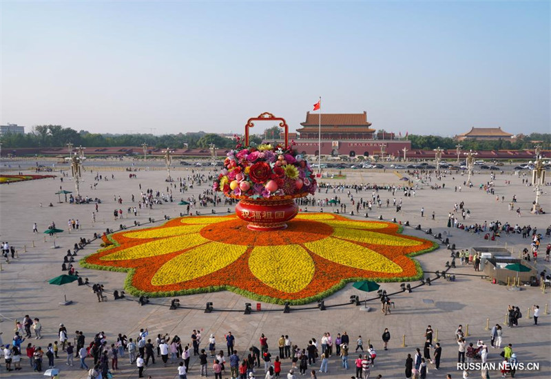 В преддверии Национального праздника КНР на площади Тяньаньмэнь установили гигантскую корзину с цветами