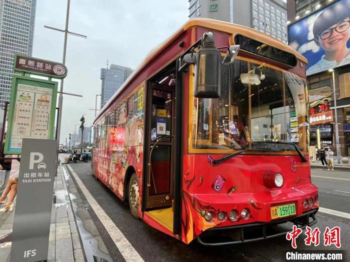 В Чэнду появилась обновленная версия «автобуса с хого»