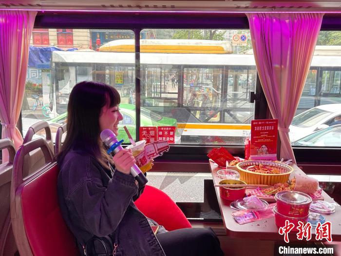 В Чэнду появилась обновленная версия «автобуса с хого»