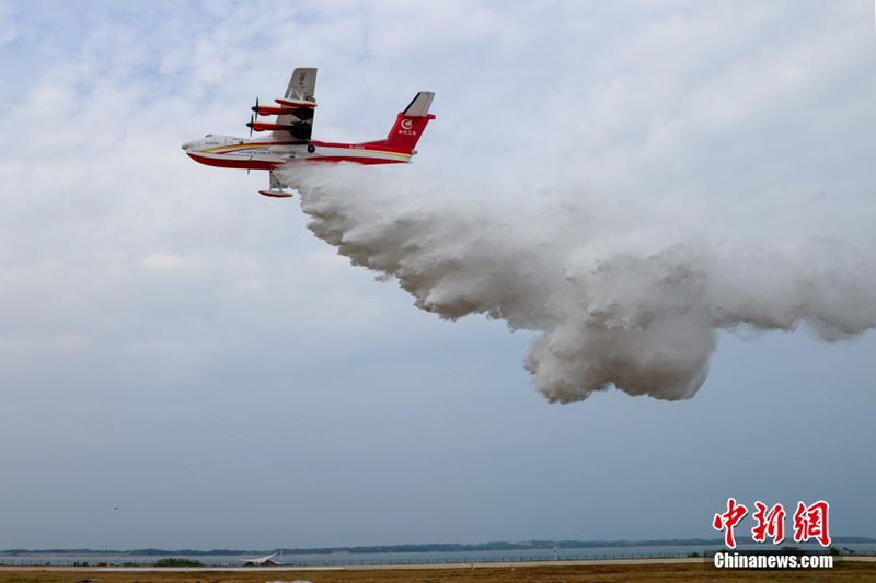 Китайский пожарный самолет-амфибия "Куньлун" AG600M прошел испытания забора и выброса воды