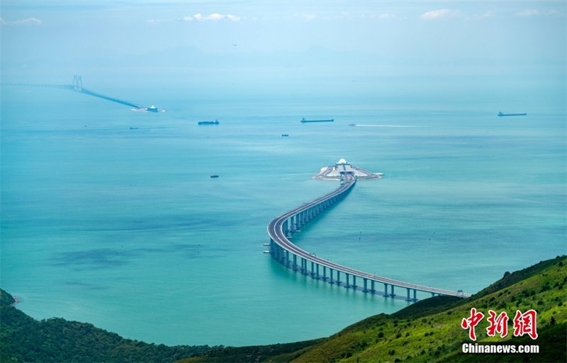На фото: 17 июля 2018 г. Мост Гонконг-Чжухай-Макао общей протяженностью 55 км является самым длиным морским мостом в мире.