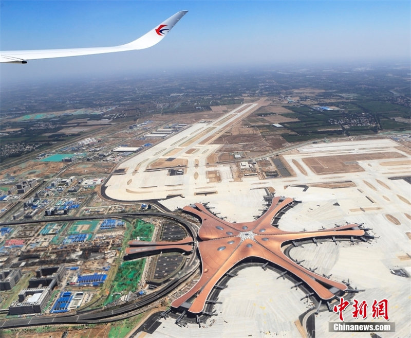 На фото: 13 мая 2019 г. Пассажирский самолет A350-900 китайской авиакомпании «Китайские восточные авиалинии» /China Eastern Airlines/ прошел первый этап проверочных испытательных полетов в пекинском международном аэропорту «Дасин».
