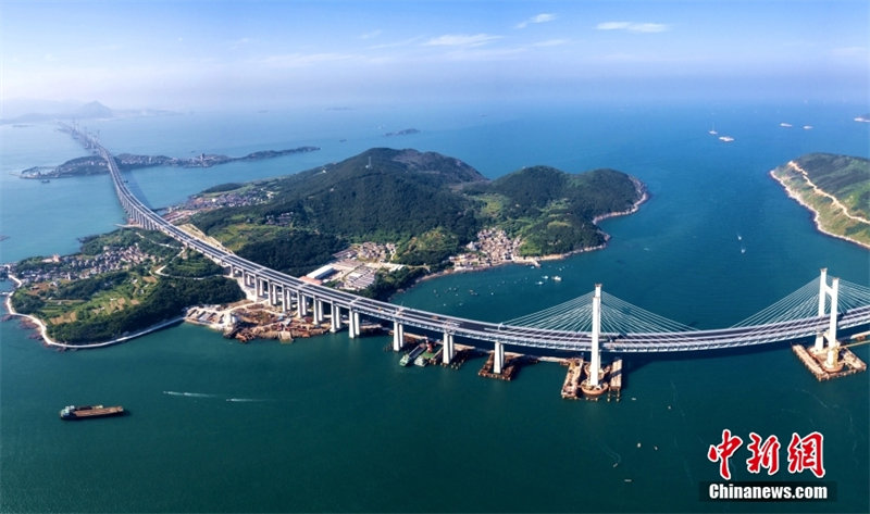 На фото: 29 апреля 2020 г. Первый в Китае автомобильно-железнодорожный мост через морской пролив – Пинтаньский большой автомобильно-железнодорожный мост через Хайтаньский пролив.