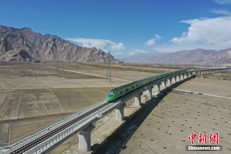 На фото: 16 марта 2022 г. Высокоскоростной поезд «Фусин» был введен в эксплуатацию на Цинхай-Тибетском нагорье. 