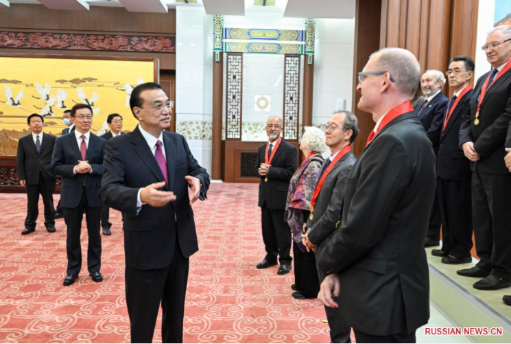Ли Кэцян: Китай готов предоставить иностранным специалистам удобные условия для работы в Китае