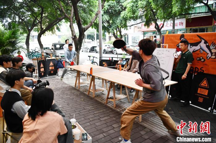 В тематической кофейне города Чэнду состоялась игра в настольный теннис
