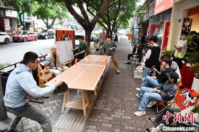 В тематической кофейне города Чэнду состоялась игра в настольный теннис