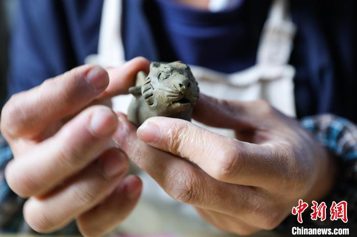Китайский мастер восстанавливает традиционную технику изготовления глиняных свистулек