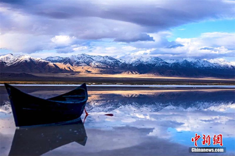 Осеннее соленое озеро на Цинхай-Тибетском нагорье