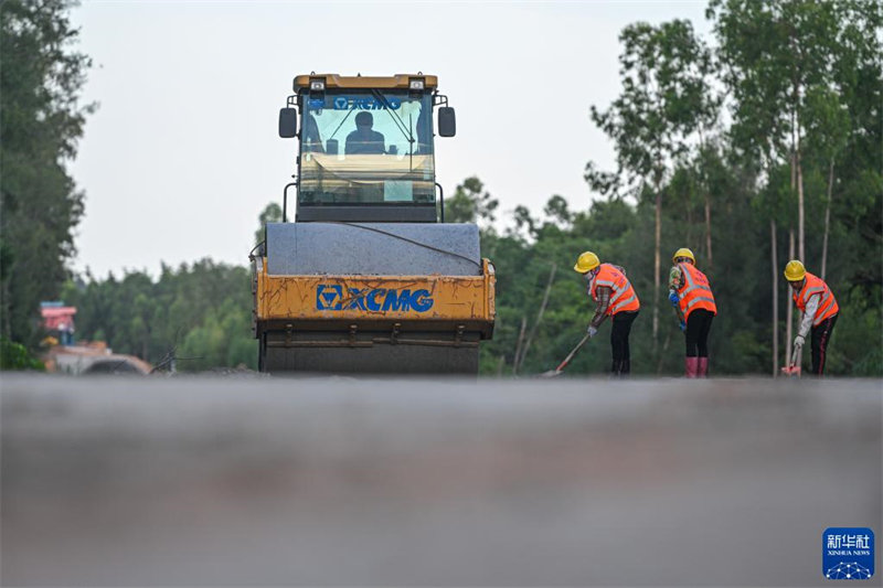 Проложено дорожное полотно участка Даньчжоу туристической магистрали вокруг острова Хайнань