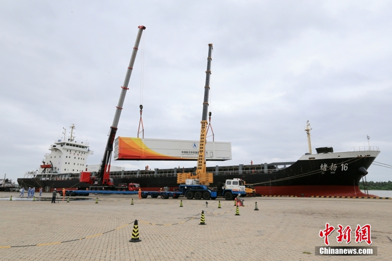 Ракета-носитель для запуска грузового космического корабля "Тяньчжоу-5" доставлена на космодром Вэньчан