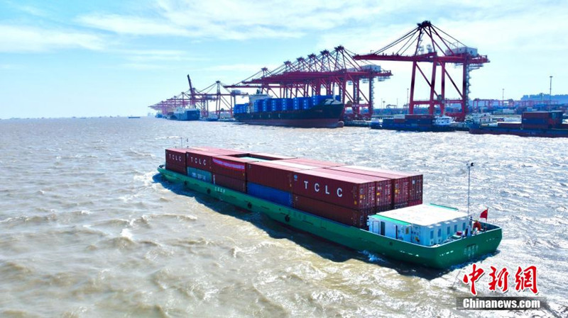 Первый в Китае контейнеровоз на электротяге вместимостью 120 стандартных контейнеров отправился в первый рейс