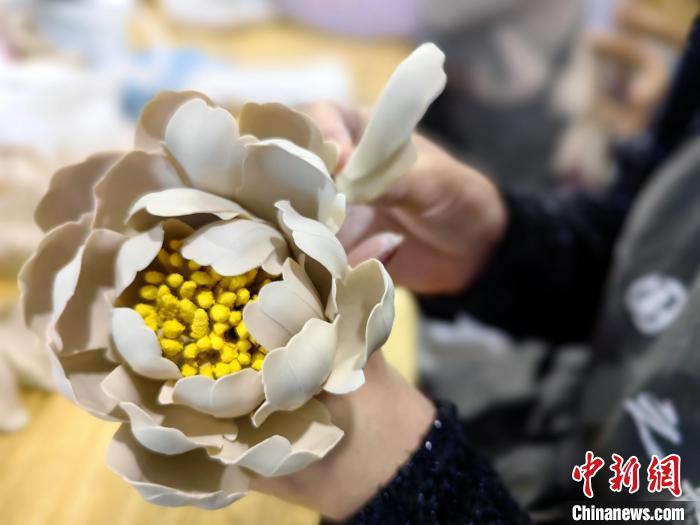 В «китайской столице пионов» городе Хэцзэ производят фарфоровые пионы
