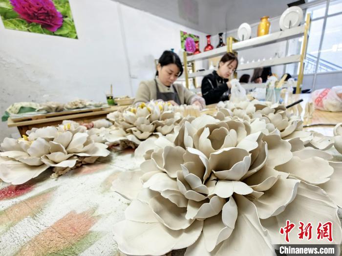 В «китайской столице пионов» городе Хэцзэ производят фарфоровые пионы
