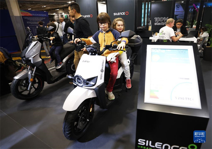 Китайские электромобили представлены на автомобильной выставке в Париже
