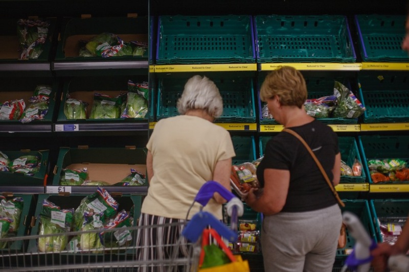 21 августа, Великобритания. Люди покупают товары по сниженным ценам в супермаркете в городе Рединг. /Фото: Синьхуа/