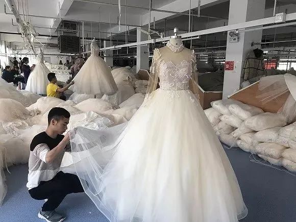 Поселок Динцзи шьет свадебные платья для невест со всего мира