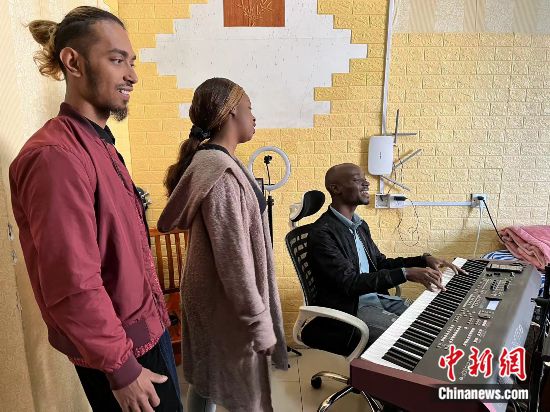 Иностранные студенты в Китае создали музыкальную группу "Один пояс, один путь"
