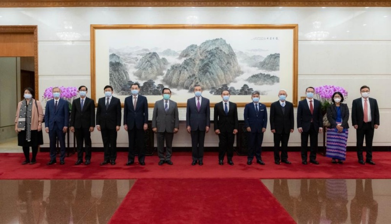 Ван И провел встречу с дипломатическими представителями стран АСЕАН в Китае. /Фото: Синьхуа/