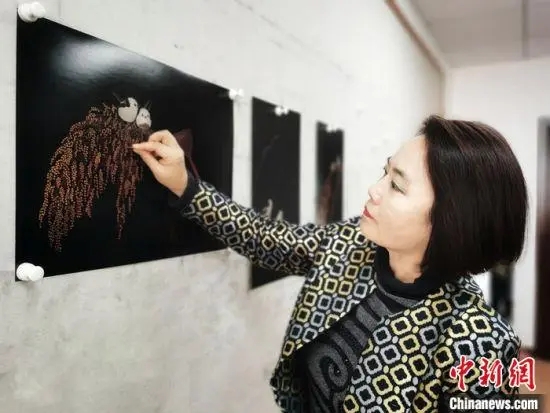 Китаянка рисует уникальные картины лезвием