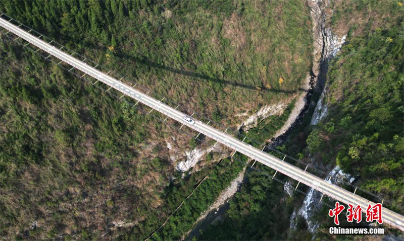 В Чунцине на высоте 300 метров построен новый канатный автомобильный мост