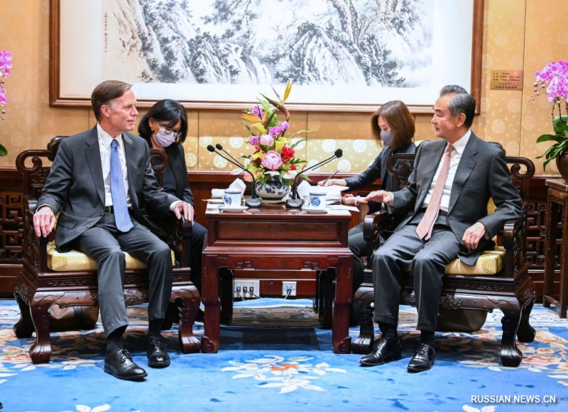 Ван И провел встречу с послом США в КНР Н. Бернсом