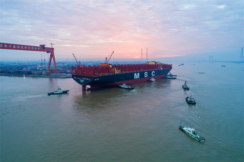 Крупнейшие в мире контейнеровозы выведены из дока в китайской провинции Цзянсу