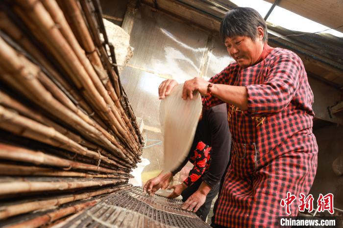 Фермеры провинции Шаньдун увеличивают свои доходы с помощью производства лапши из сладкого картофеля