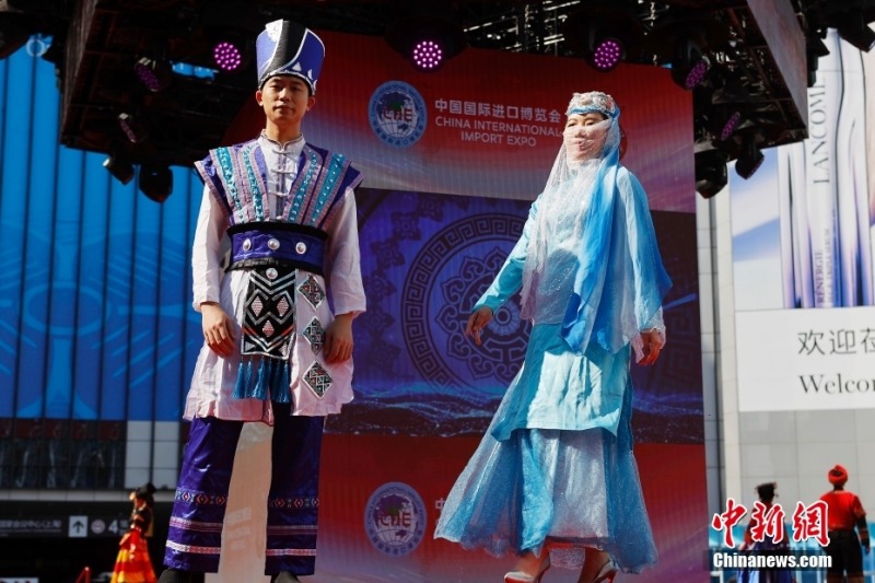 На 5-м импортном ЭКСПО в Шанхае прошло шоу костюмов малых народностей Китая