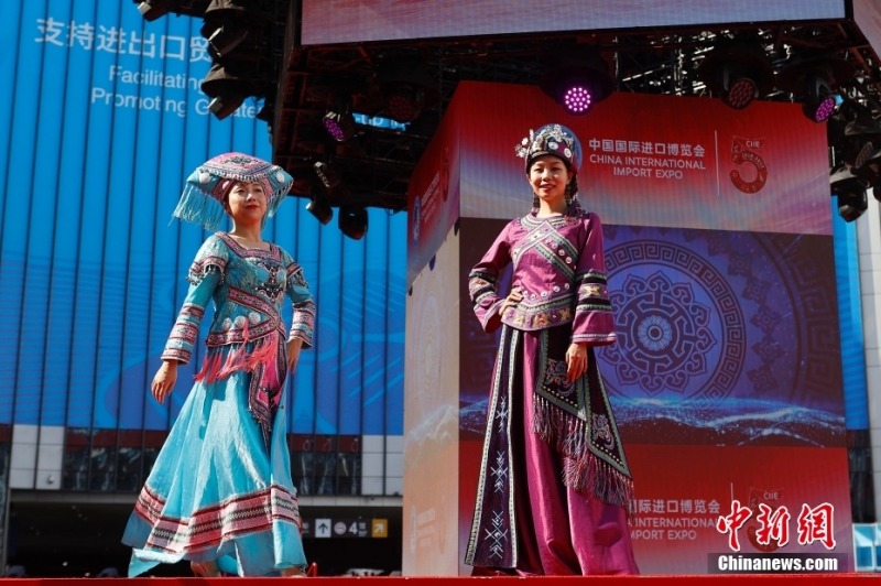 На 5-м импортном ЭКСПО в Шанхае прошло шоу костюмов малых народностей Китая