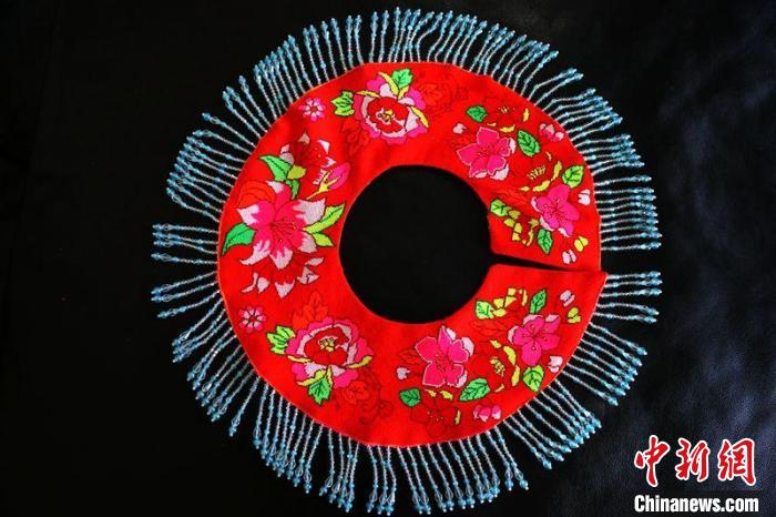 Китаянка шьет традиционные наряды народности Мяо