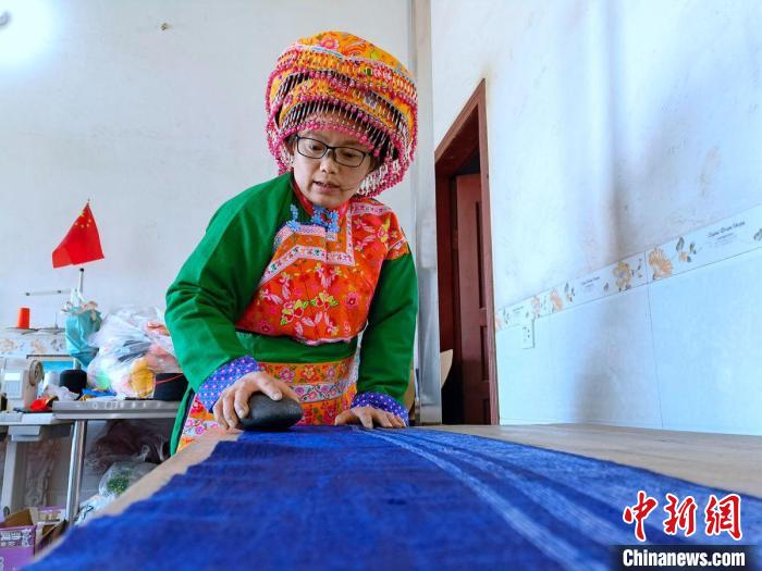 Китаянка шьет традиционные наряды народности Мяо