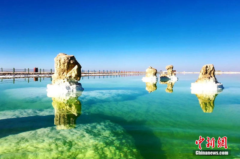 Изумрудное соленое озеро Кархан на северо-западе Китая
