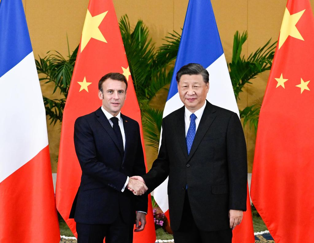 Си Цзиньпин провел встречу с президентом Франции Э. Макроном