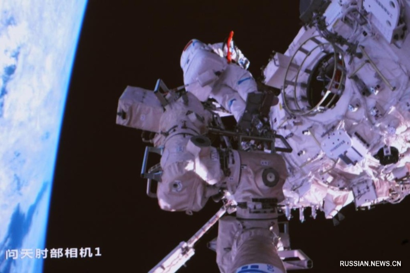 Экипаж "Шэньчжоу-14" вышел в открытый космос в третий раз