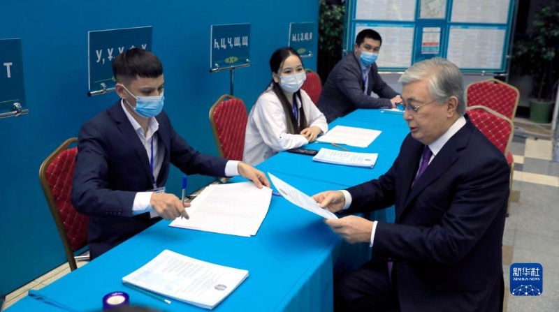 Голосование на внеочередных выборах президента проходит в Казахстане