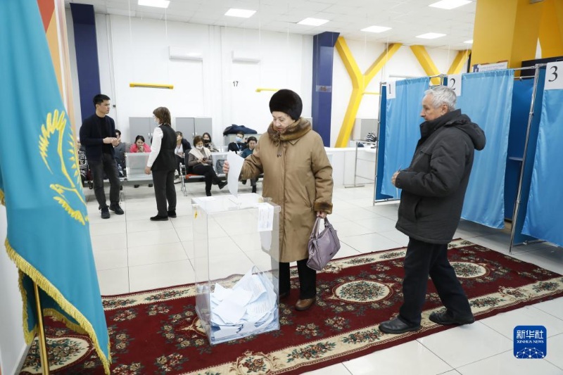 Голосование на внеочередных выборах президента проходит в Казахстане