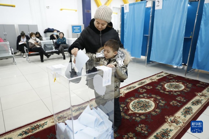 Голосование на внеочередных выборах президента проходит в Казахстане