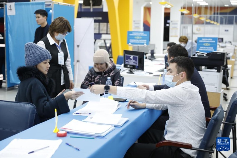 Голосование на внеочередных выборах президента проходит в Казахстане