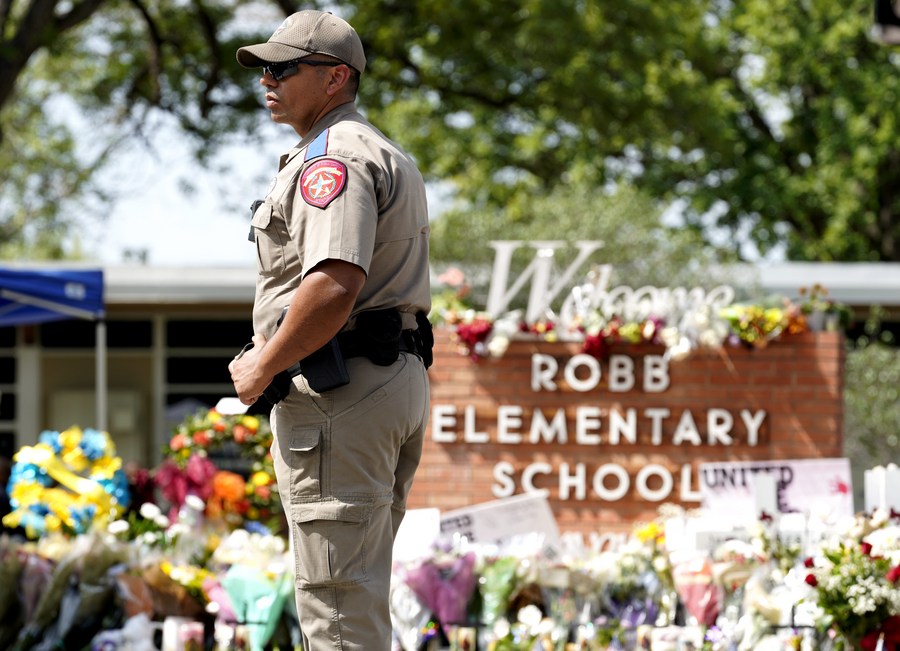  27 мая, штат Техас, США. Полицейский стоит на своем посту возле начальной школы Робба в Увальде. /Фото: Синьхуа/