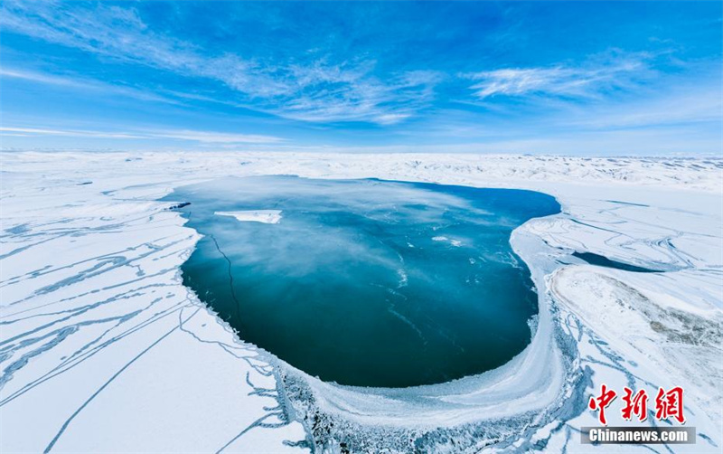 Зимние аквамариновые озера на северо-западе Китая