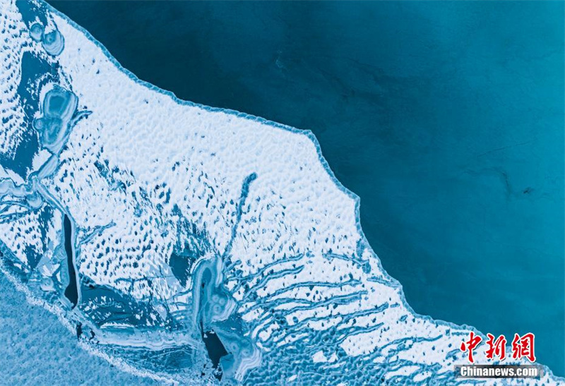 Зимние аквамариновые озера на северо-западе Китая